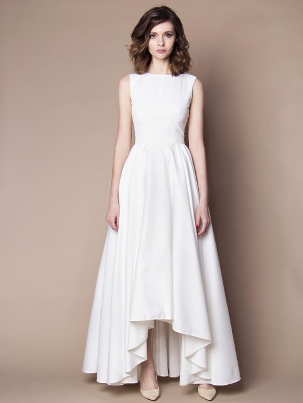 Modelka w białej asymetrycznej sukni