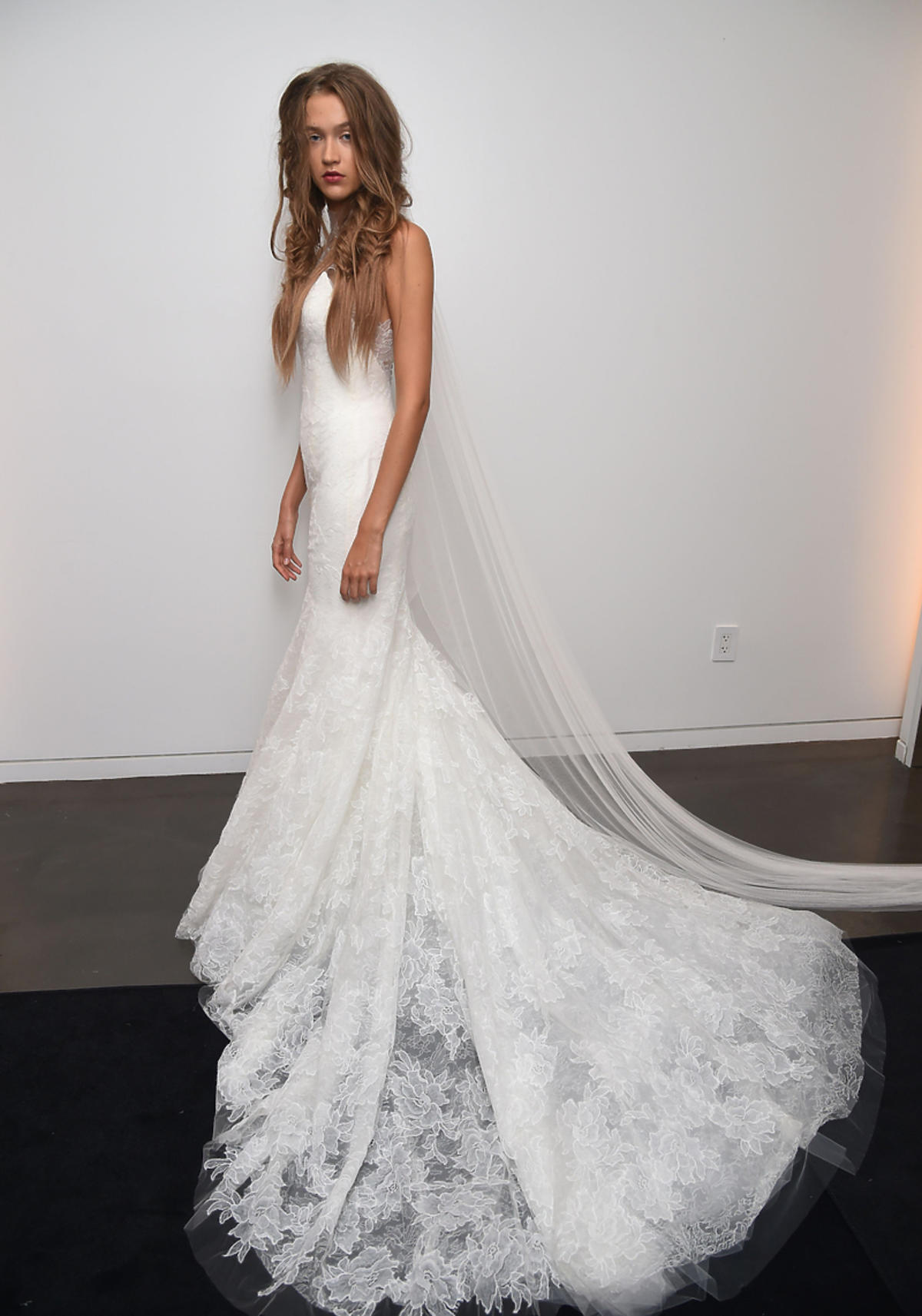 Modelka w białej sukni ślubnej
