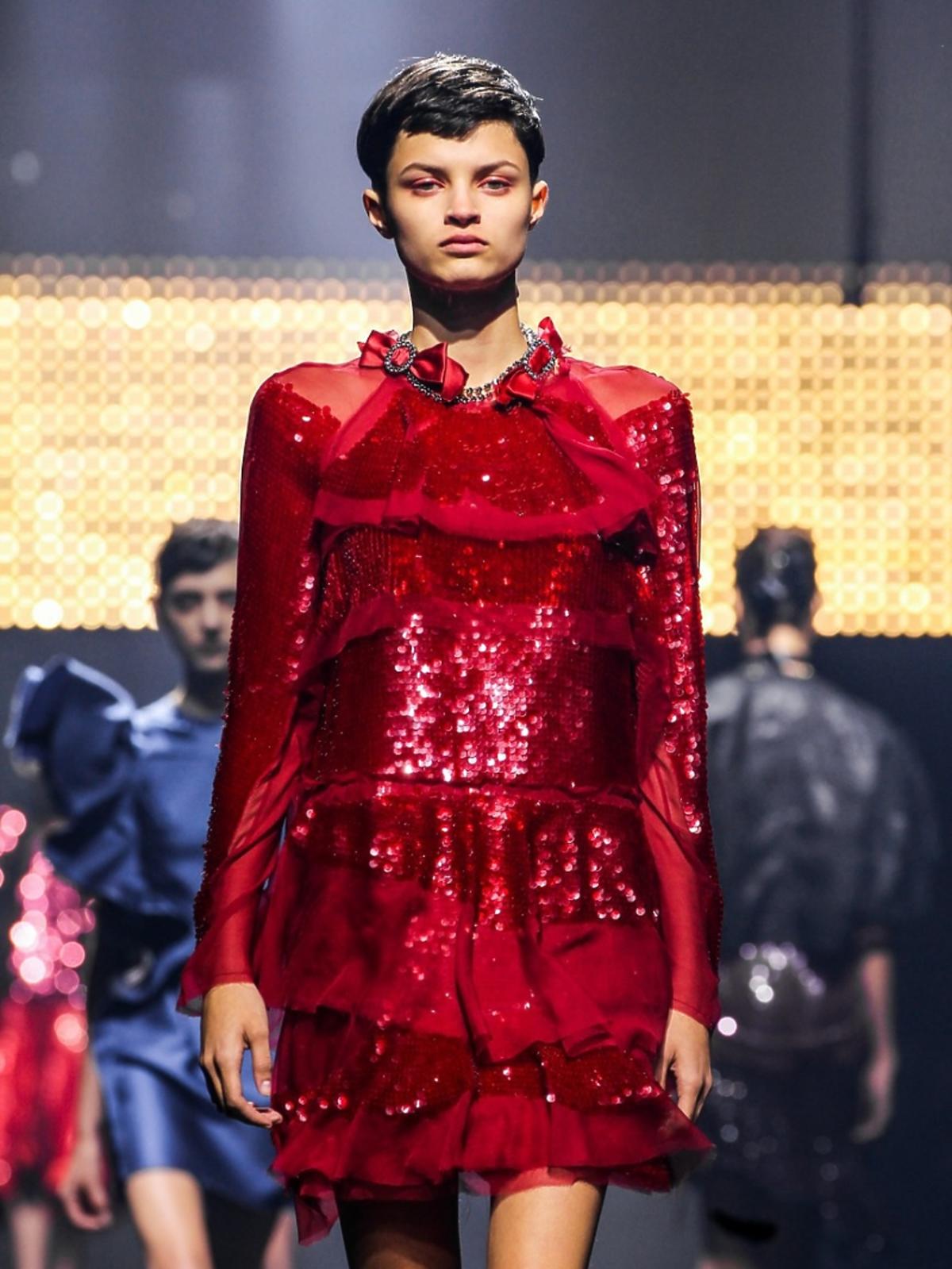 Modelka w czerwonej sukience na pokazie Lanvin