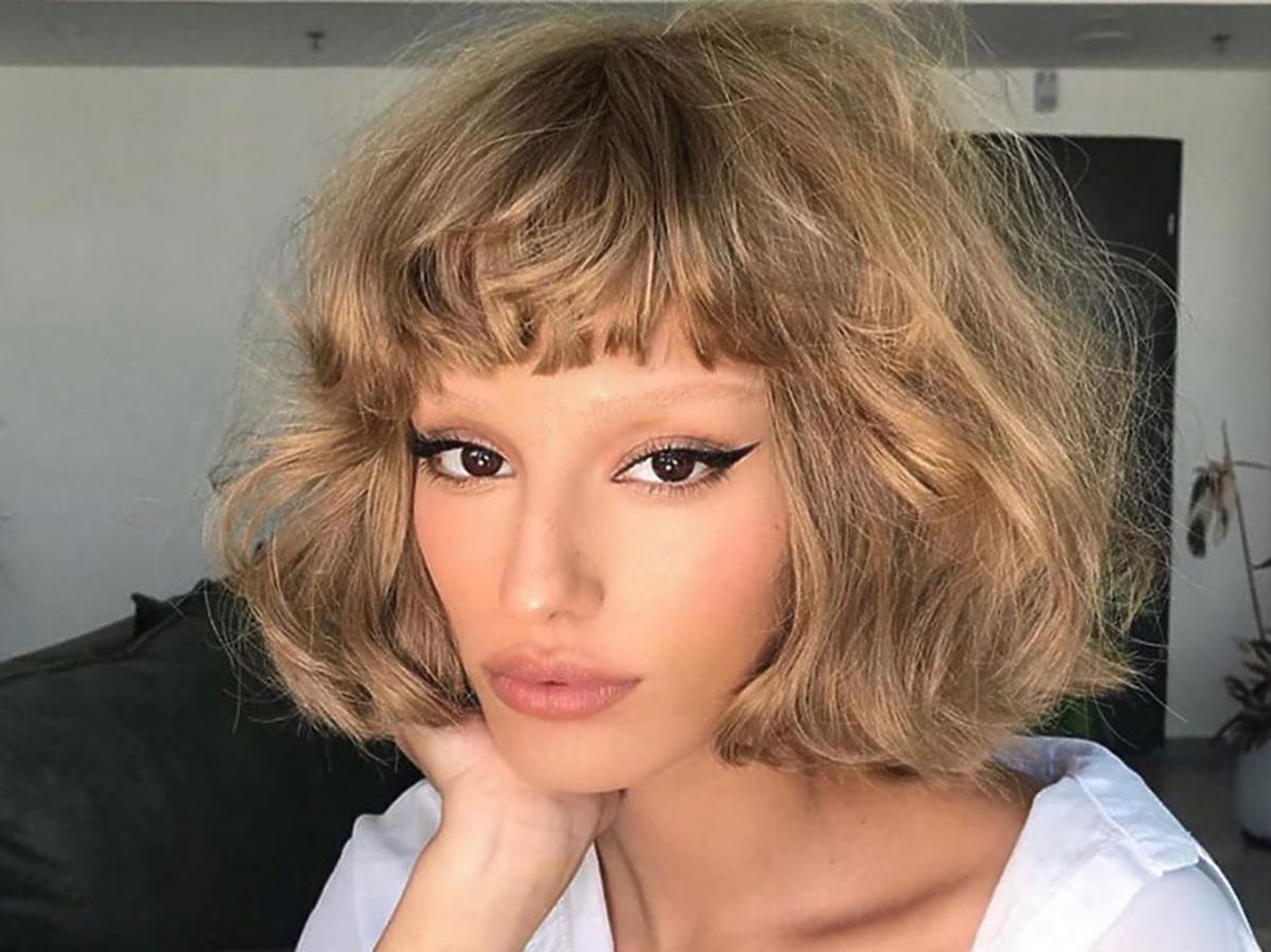 Modne fryzury na jesień/zima 2020. "Choppy bangs" to hit - tę fryzurę będziecie widzieć wszędzie na ulicach i na Instagramie!