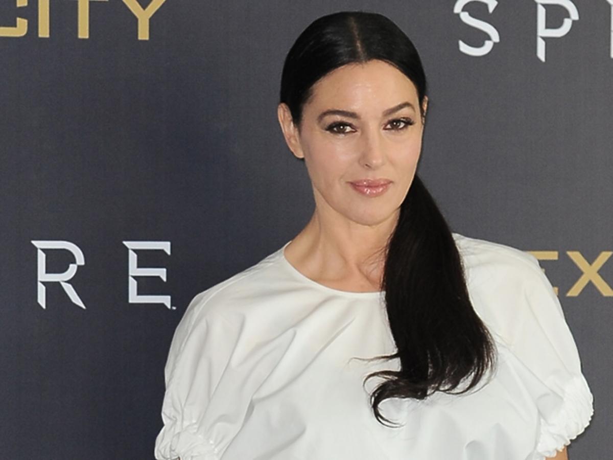 Monica Bellucci w białej koszuli z włosami w koński ogon