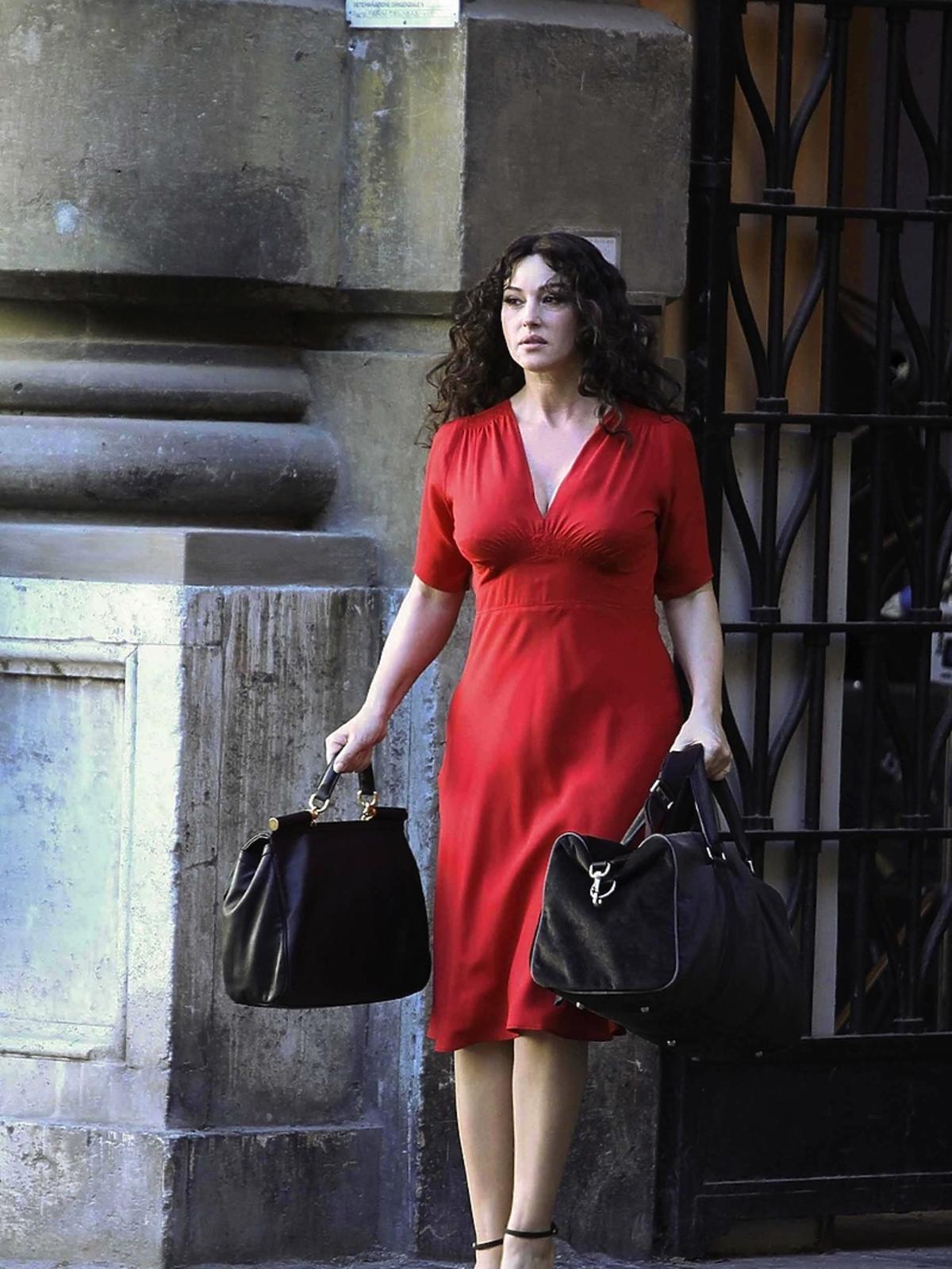 Monica Bellucci w czerwonej sukience