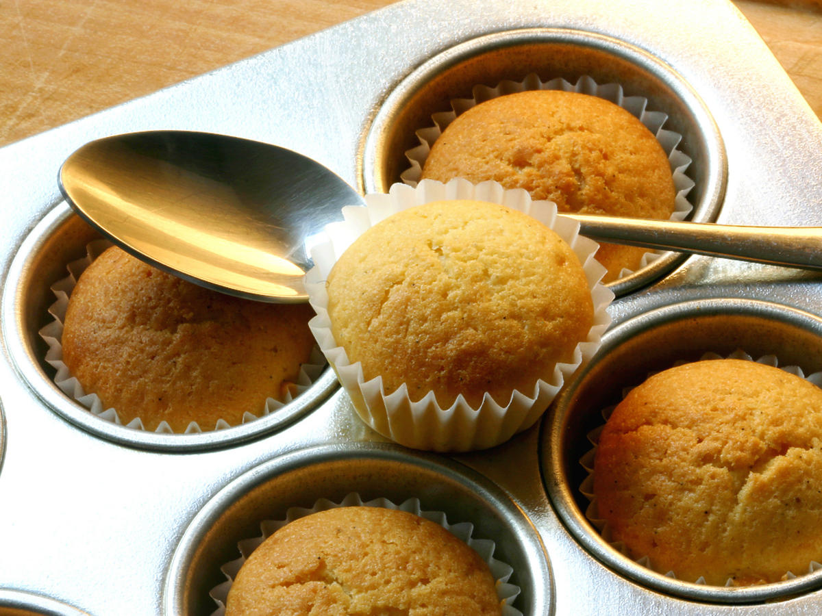 muffinki w foremce i leżąca na nich łyżka