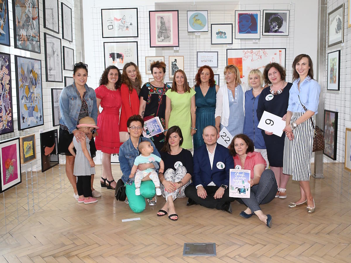 Na zdjęciu Joanna Luberadzka Gruca z Beatą Pawlikowską i osobami wspierającymi aukcję
