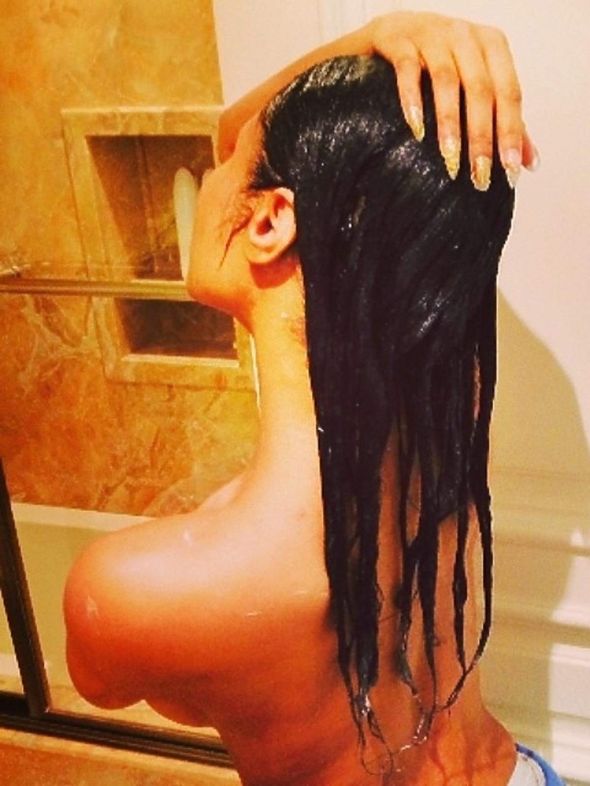 Naga Nicki  Minaj pod prysznicem