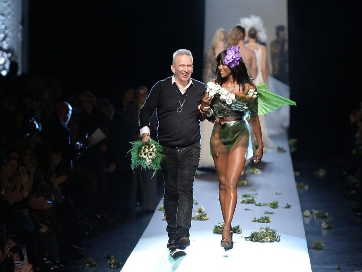 Naomi Campbell w odważnej sukience na pokazie Jeana Paula Gaultiera