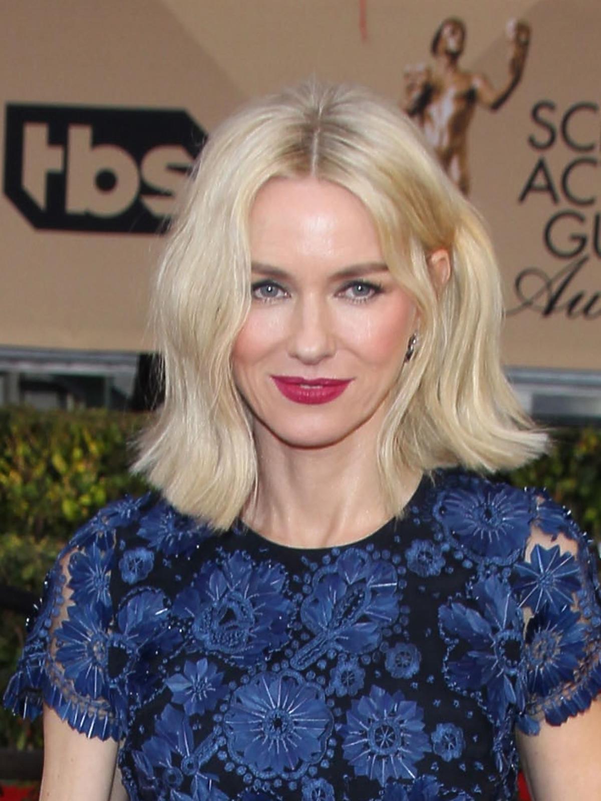 Naomi Watts w niebiesko-czarnej sukni z różowymi ustami