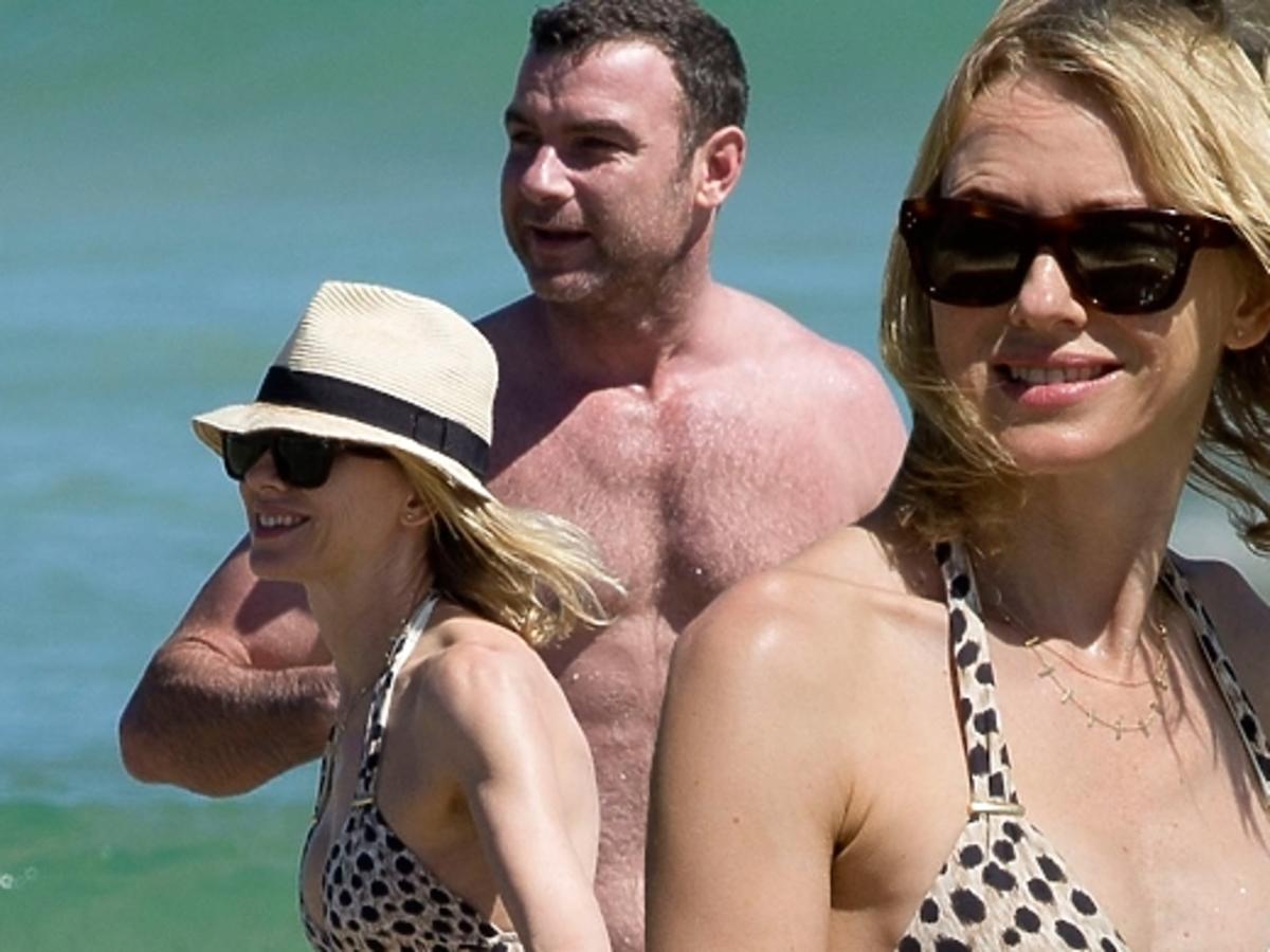 Naomi Watts z rodziną na plaży w Sydney