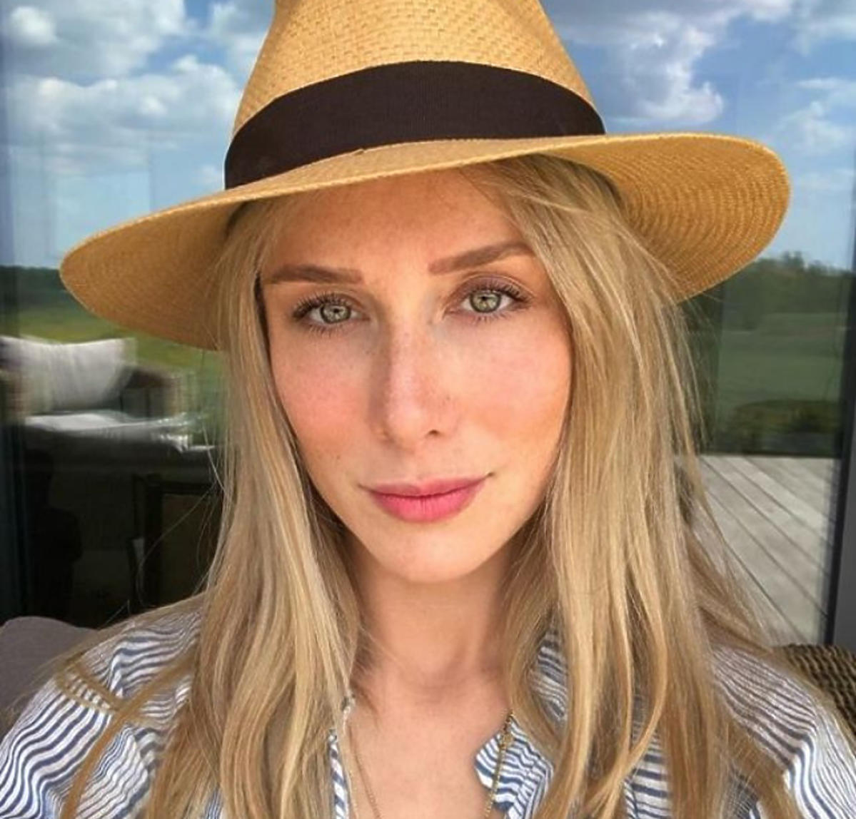 Natalia Klimas w kapeluszu
