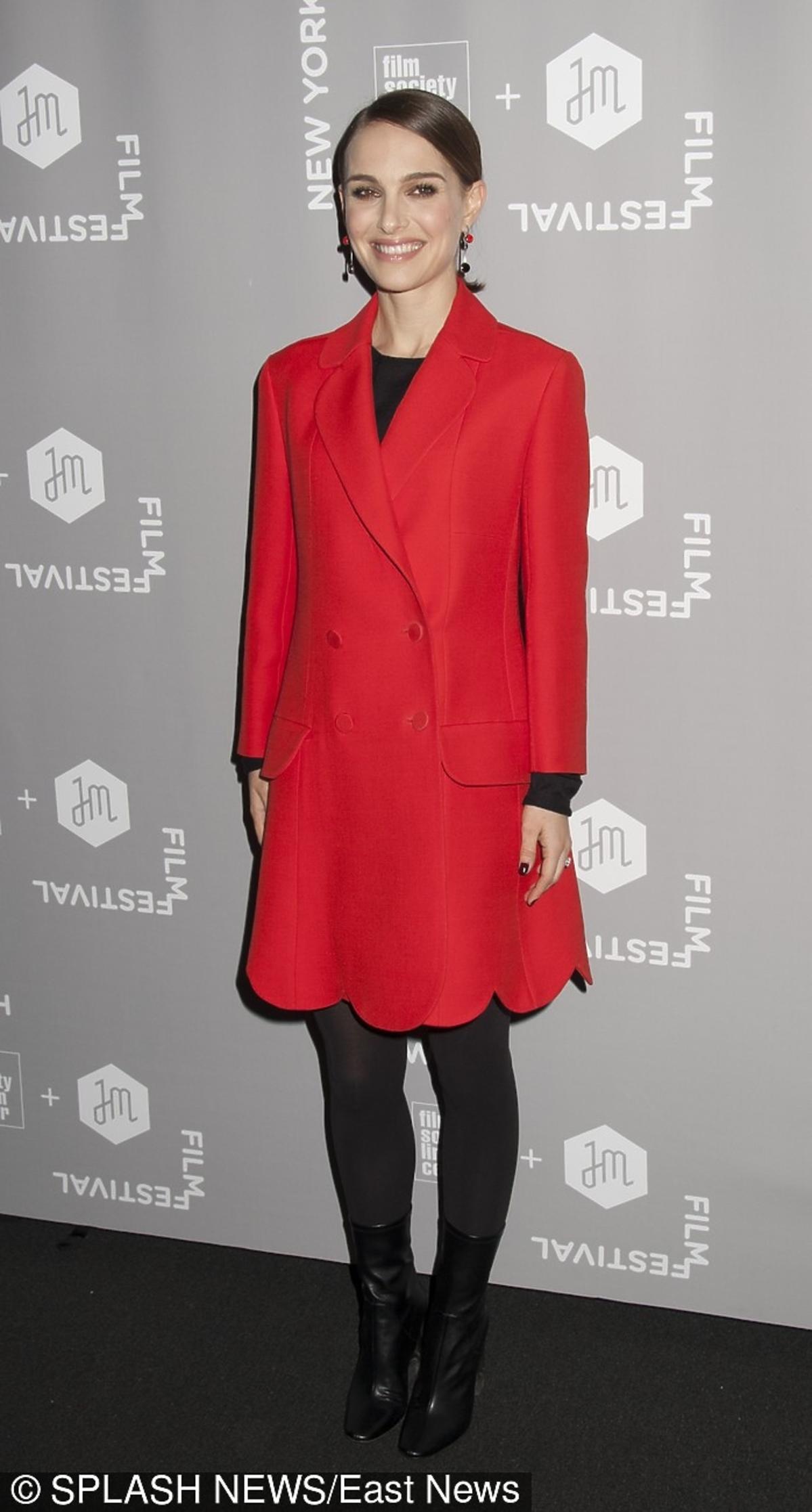 Natalie Portman w czerwonej sukience - płaszczu