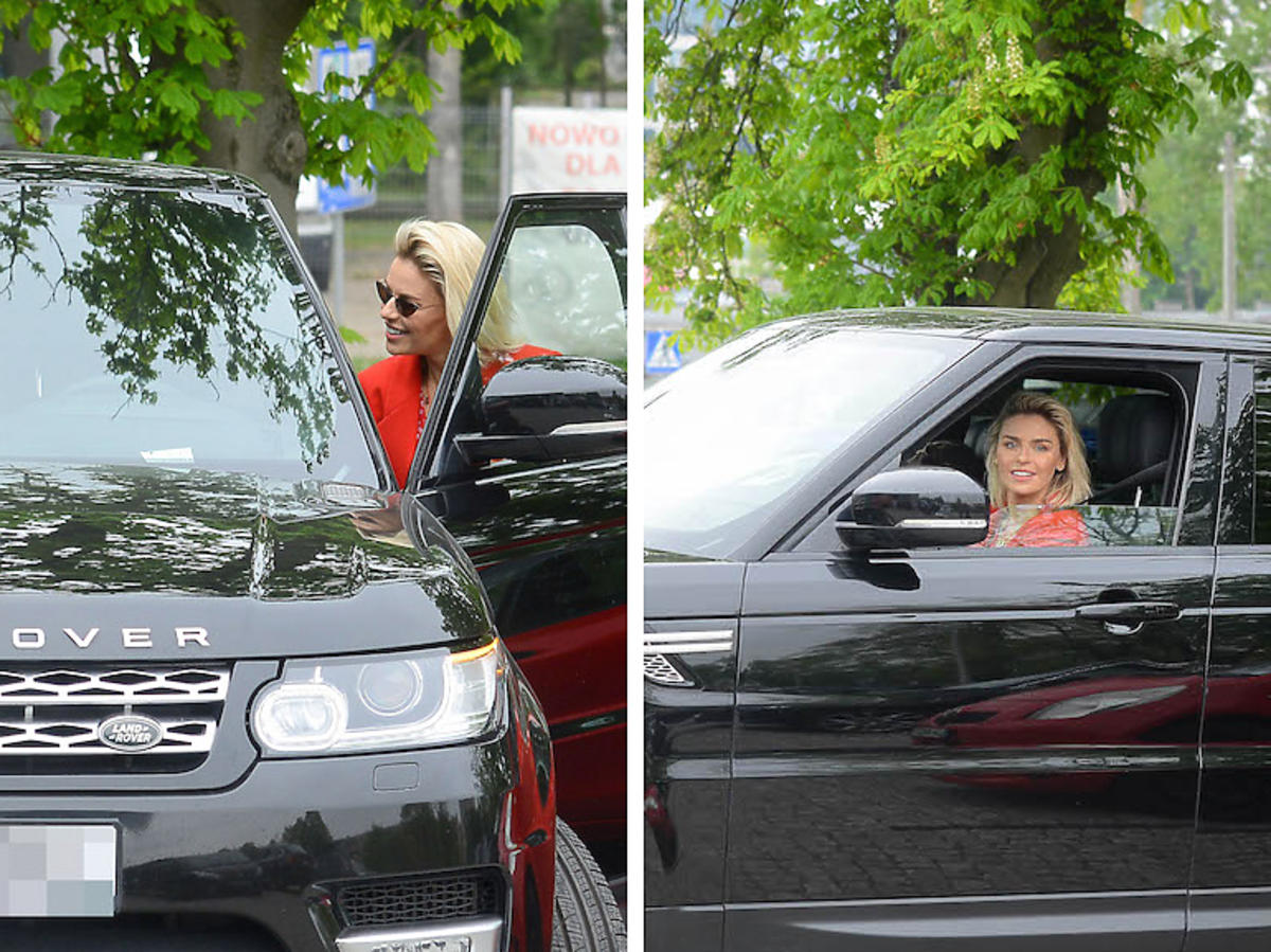 Natasza Urbańska w czerwonej sukience i w samochodzie