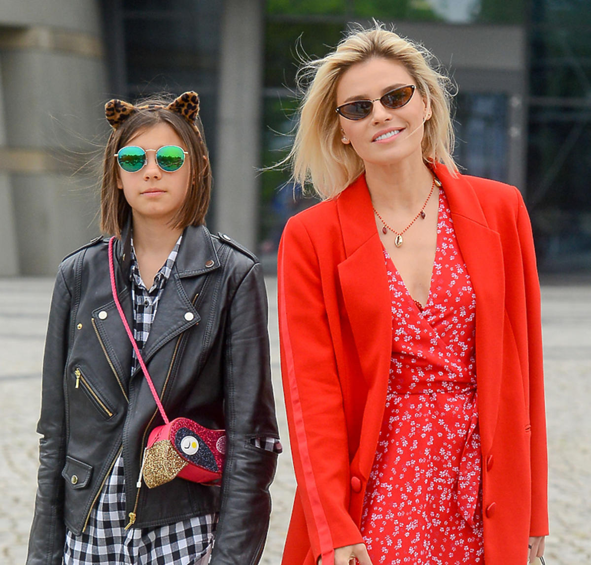 Natasza Urbańska w czerwonym płaszczy, Kalina w czarnej ramonesce