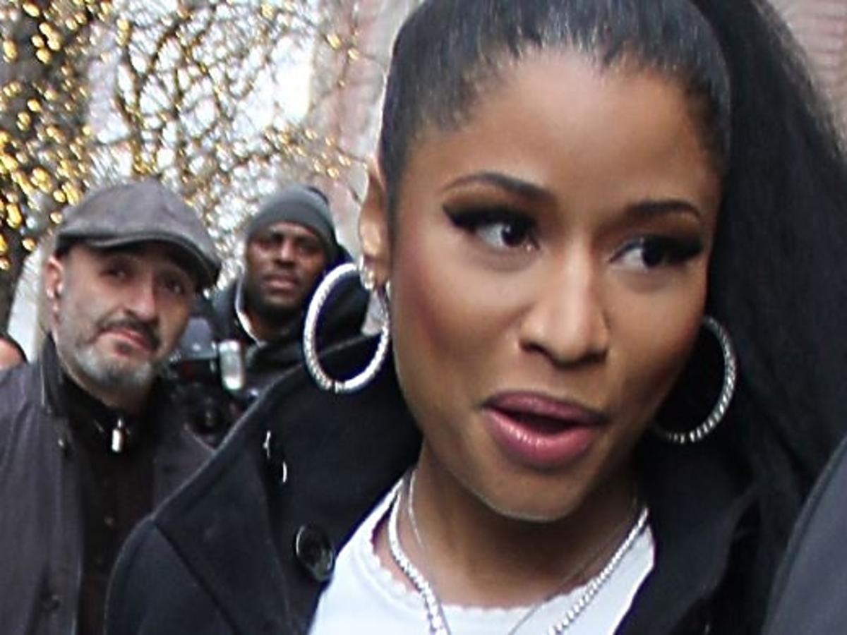 Nicki Minaj w Nowym Jorku w białych kozaczkach