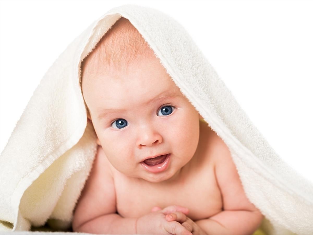 niemowlę owinięte w ręcznik