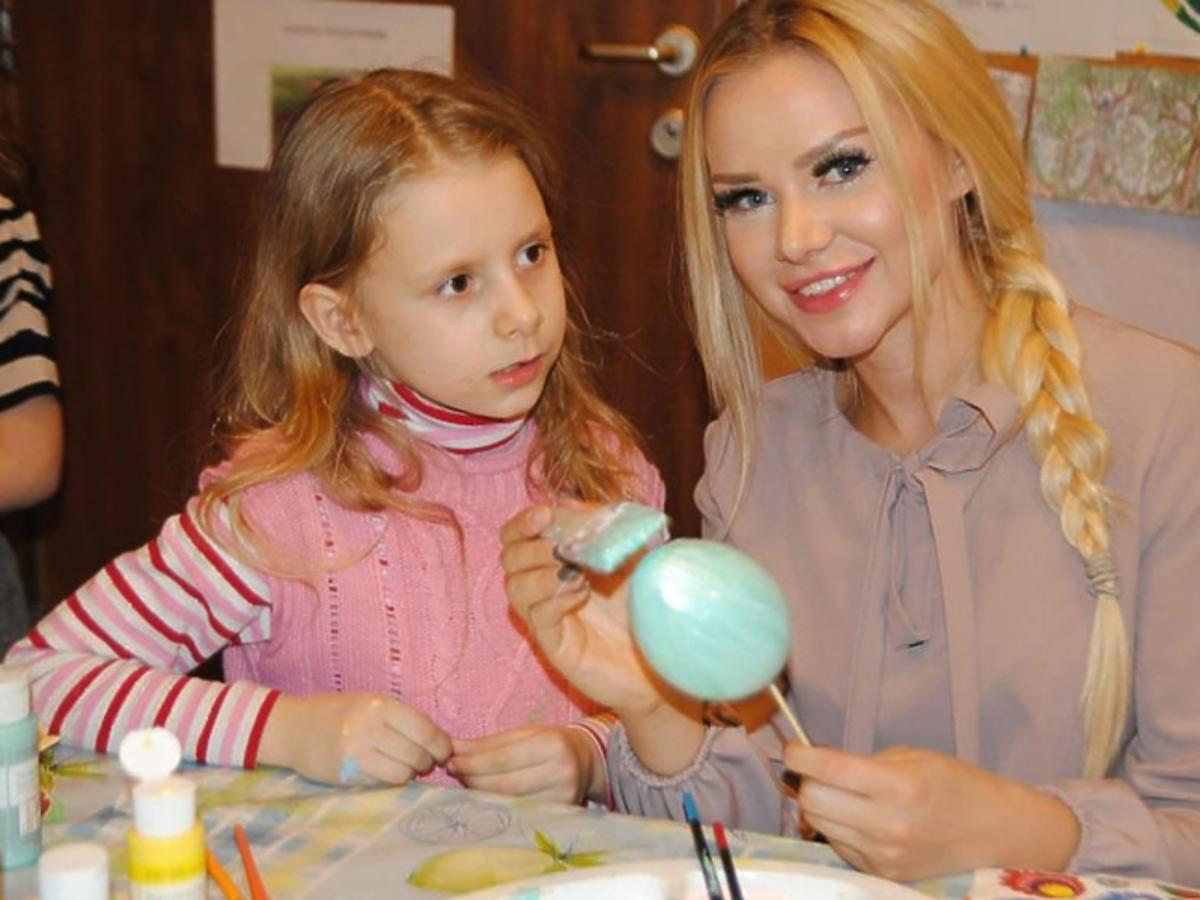 Ola Ciupa maluje pisanki z dziećmi w Powiślańskiej Fundacji Społecznej,