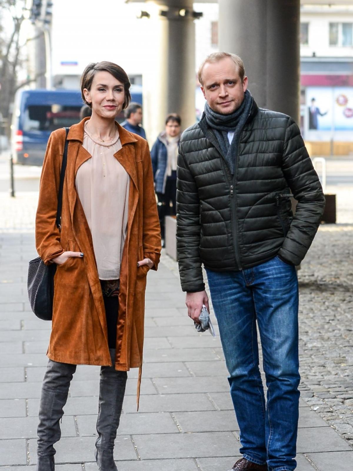 Olga Bołądź w brażowym płaszczu  i Piotr Adamczyk w czarnej kurtce wychodza ze studia DDTVN