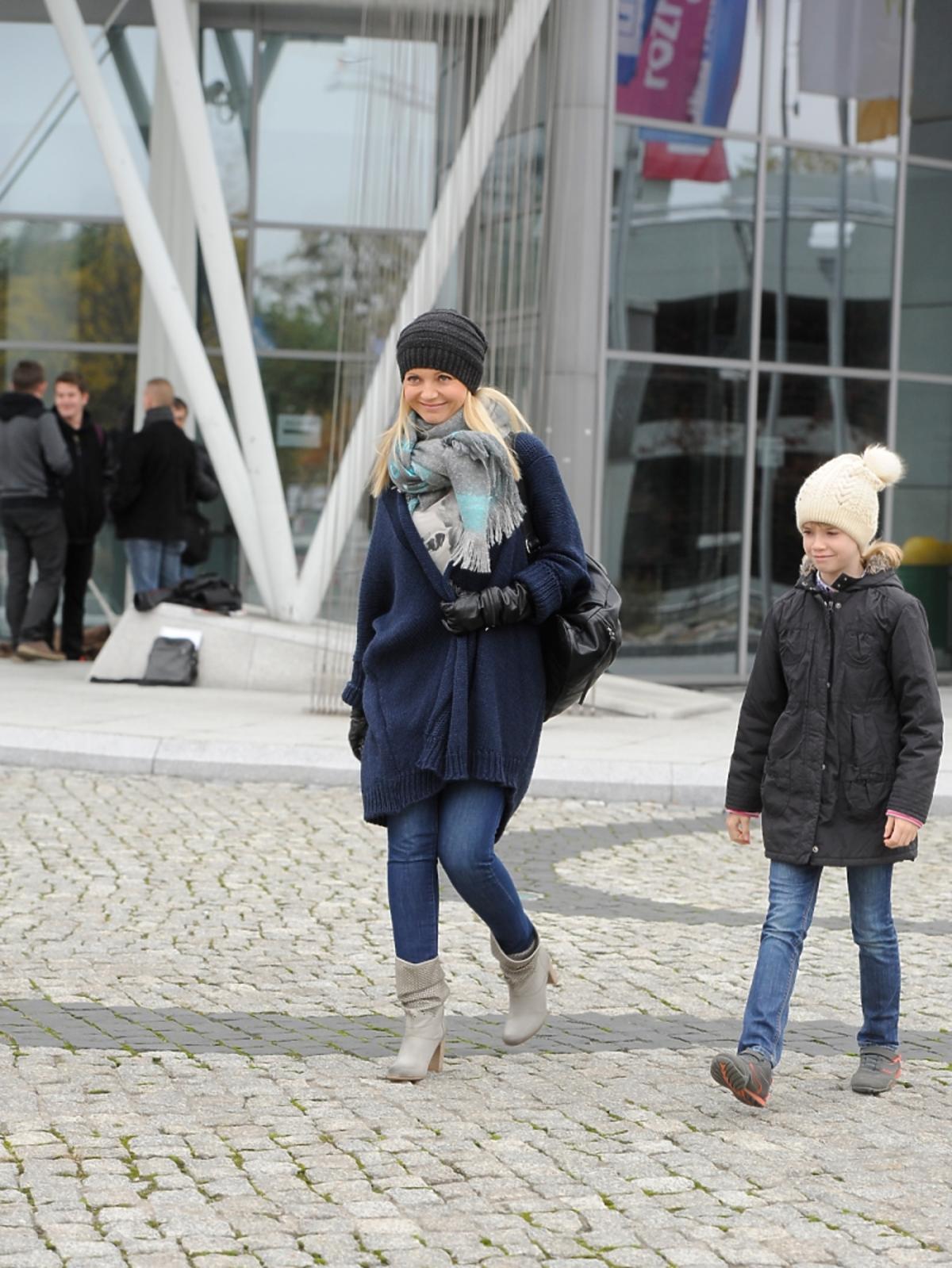 Olga Borys w czapce