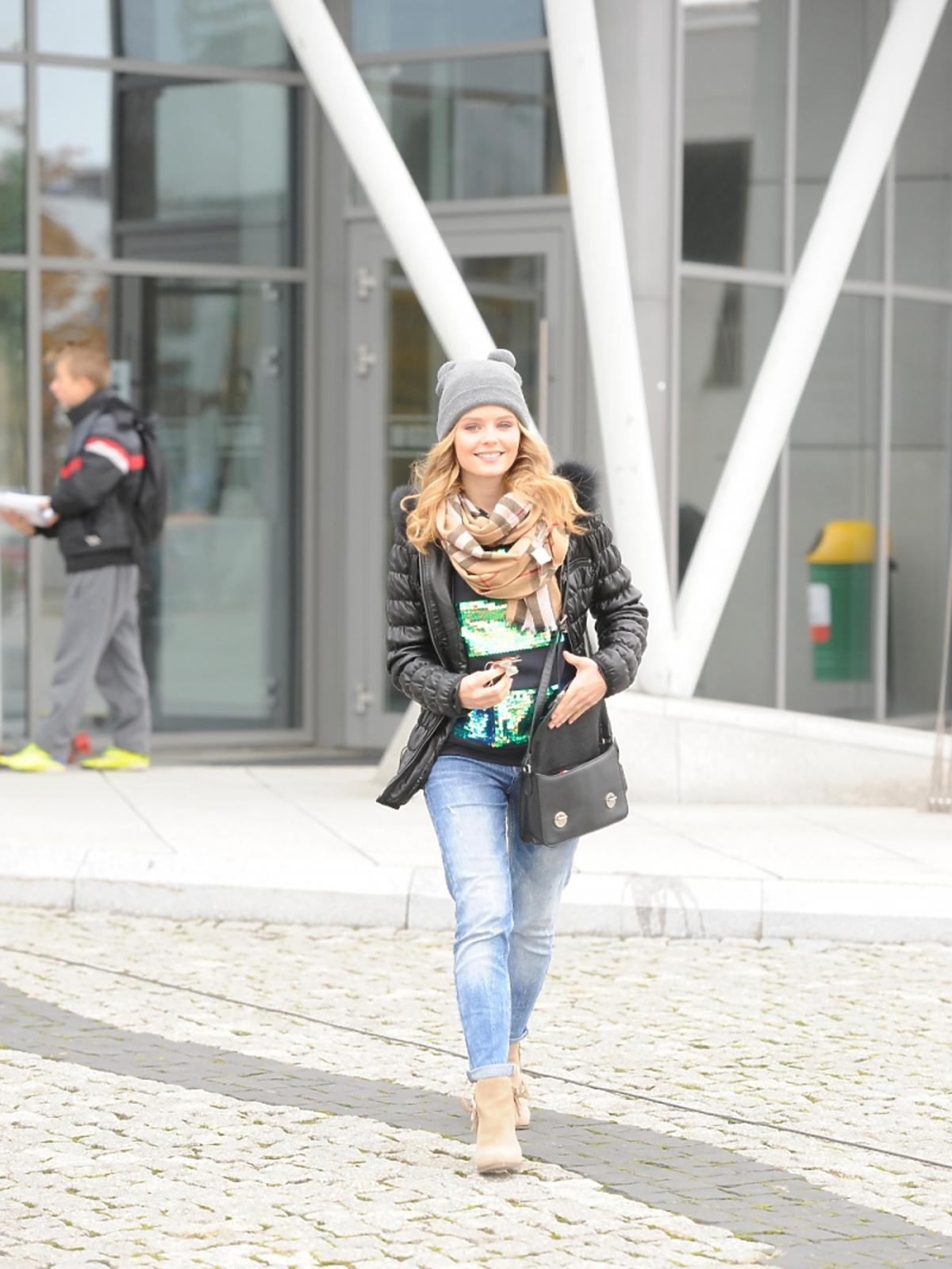 Olga Kalicka w dżinsach