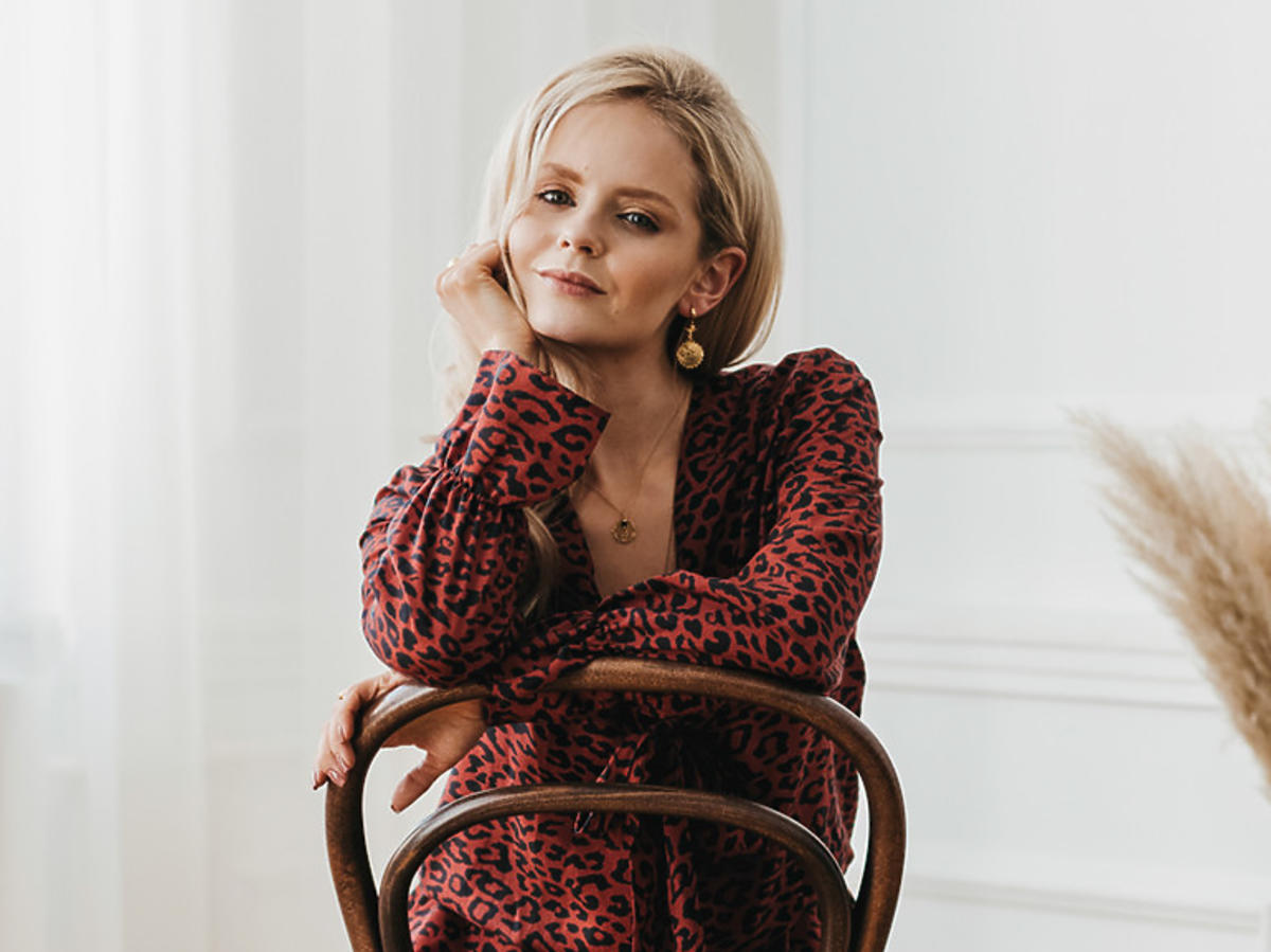 Olga Kalicka w wzorzystej sukience