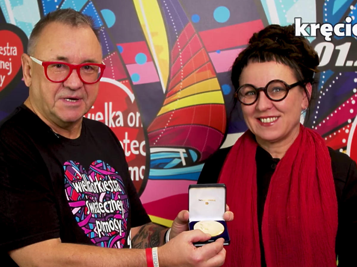 Olga Tokarczuk przekazała medal na WOŚP