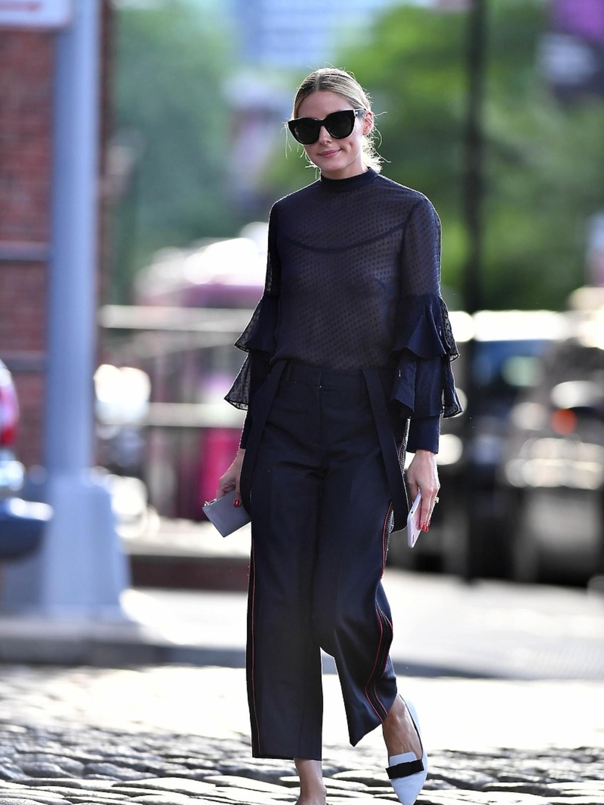 Olivia Palermo w czarnej bluzce i spodniach