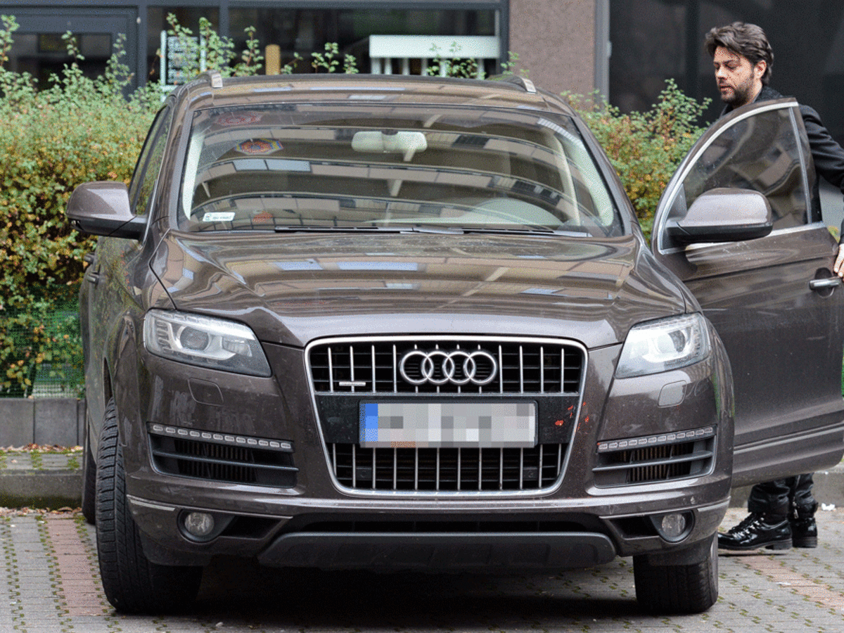 Olivier Janiak wychodzi ze swojego Audi