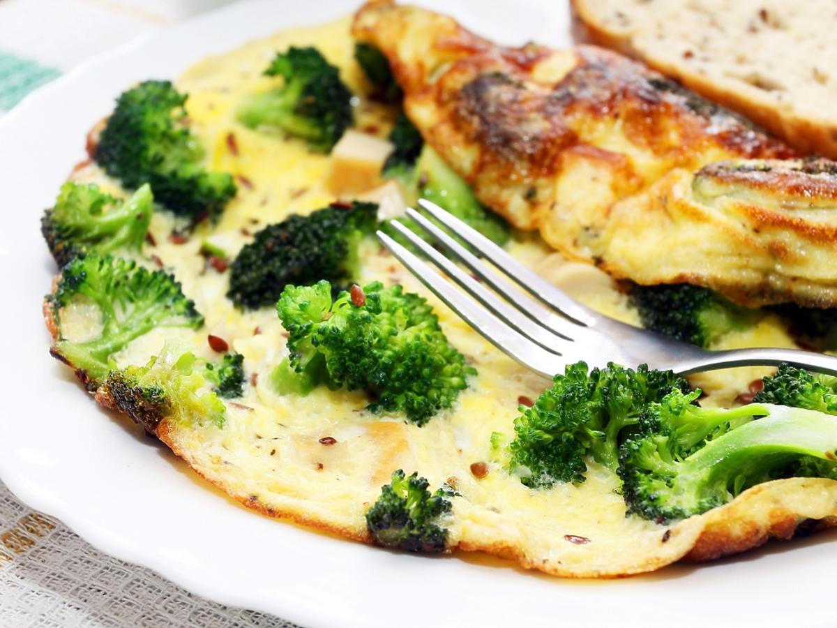 Omlet na śniadanie przygotowany z dodatkiem brokułów.