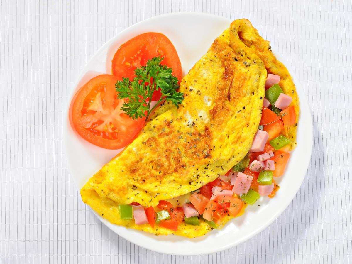 omlet z pomidorem i z szynką