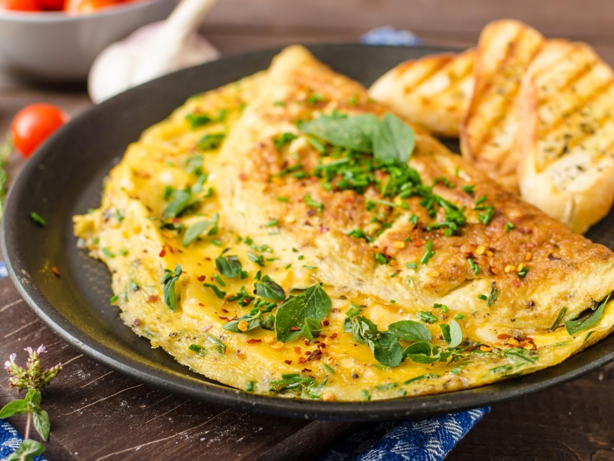 Omlet z ziołami.