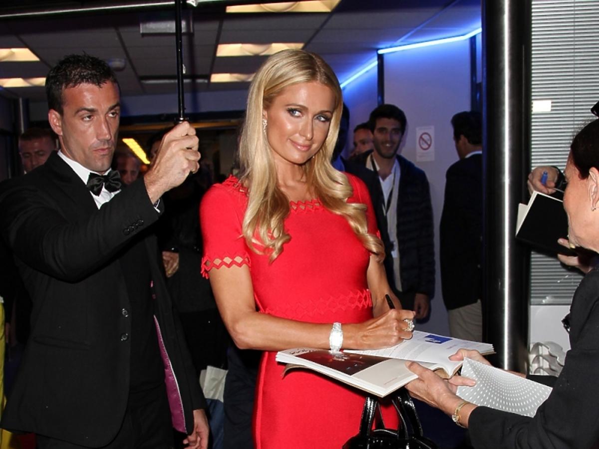 Opalona Paris Hilton rozdaje autografy w Cannes