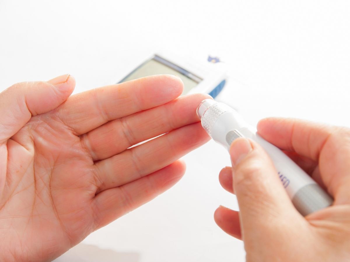Osoba chora na cukrzycę bada poziom cukru we krwi 