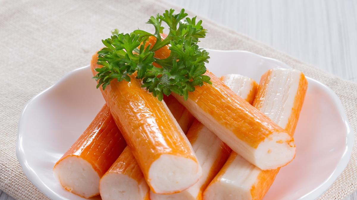 Paluszki krabowe, czy paluszki surimi? 2 przepisy