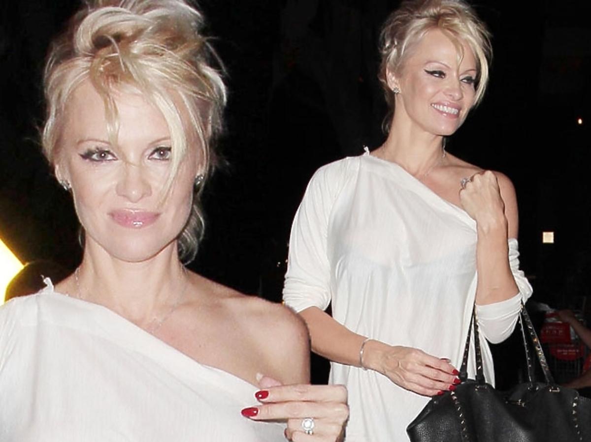Pamela Anderson w białej sukience