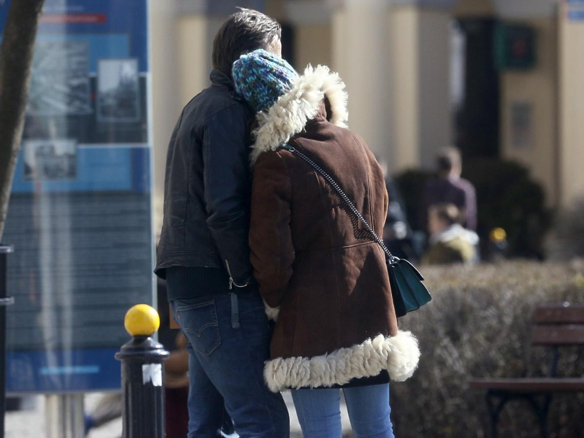 Paparazzi przyłapali Bartłomieja Topę z dziewczyną