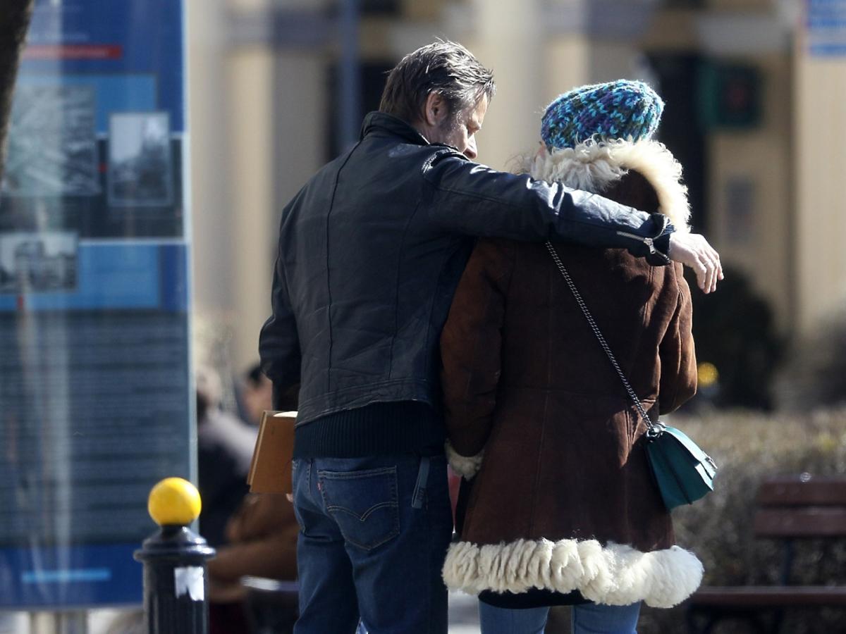 Paparazzi przyłapali Bartłomieja Topę z dziewczyną