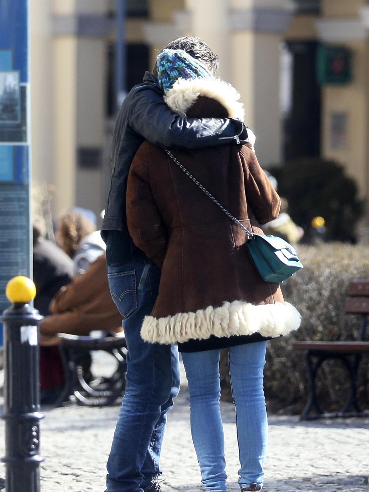 Paparazzi przyłapali Bartłomieja Topę z dziewczyną