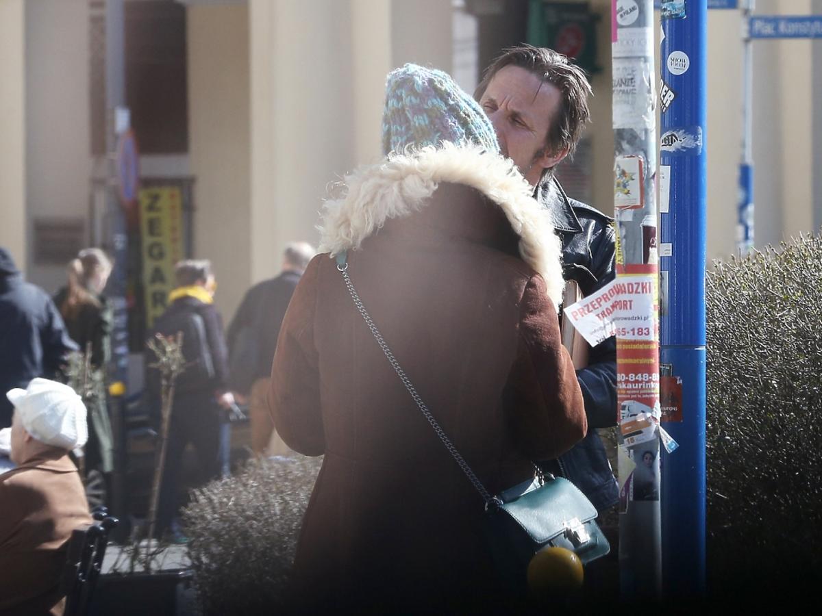 Paparazzi przyłapali Bartłomieja Topę z dziewczyną