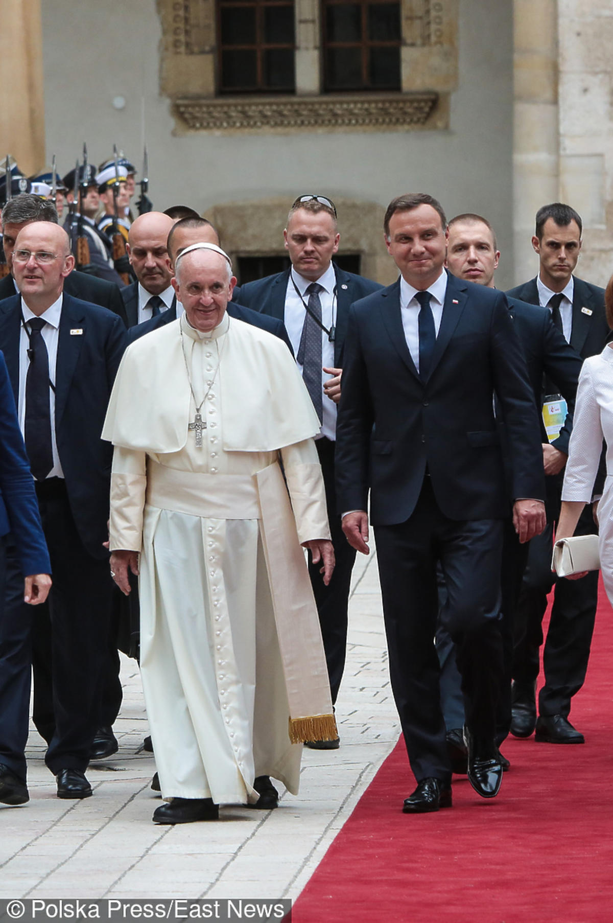 Papież Franciszek i Andrzej Duda - wpadka z czerwonym dywanem?
