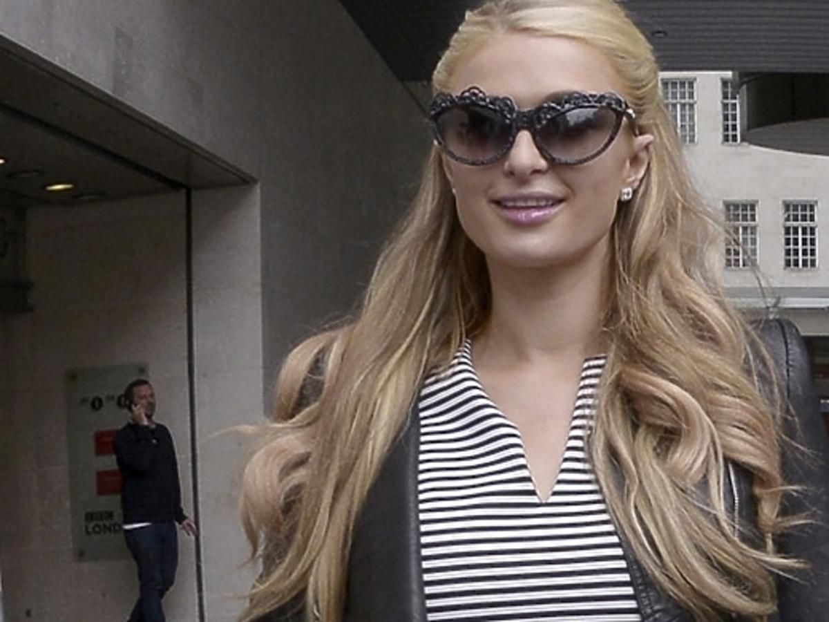 Paris Hilton w skromnej sukience w Londynie
