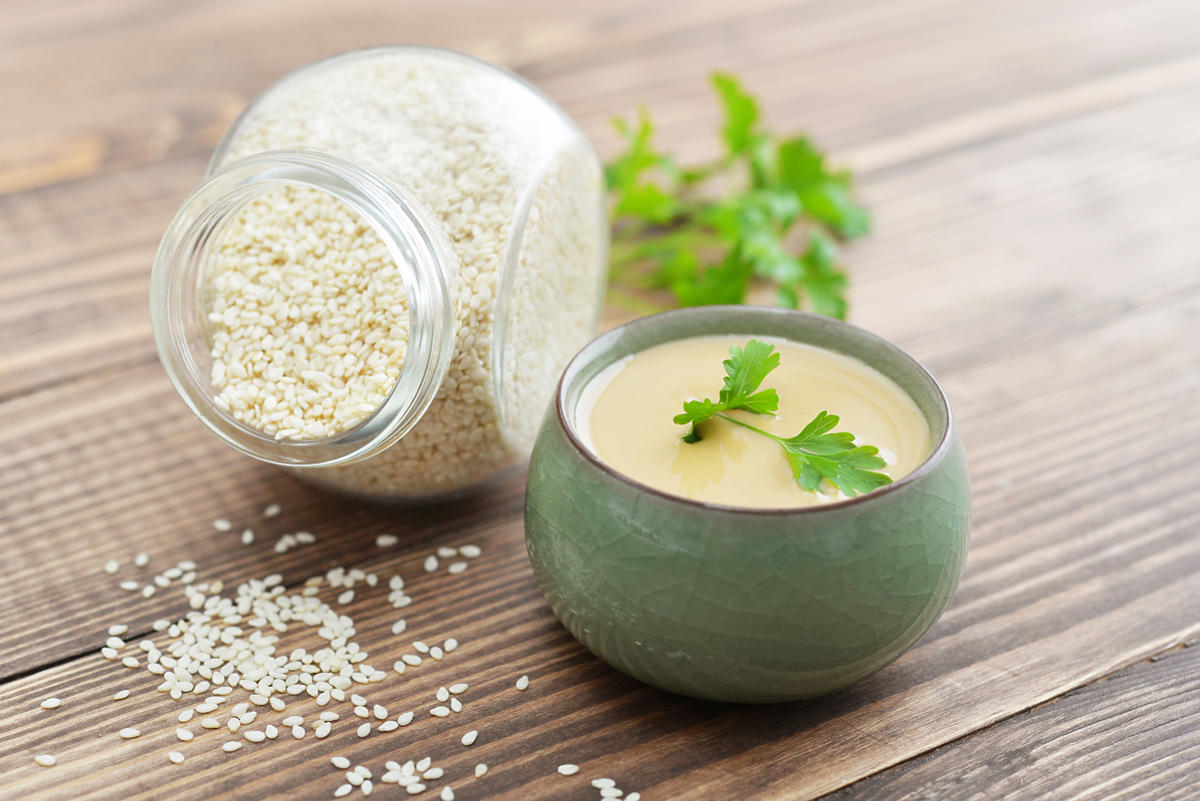pasta tahini w miseczce i sezam w słoiku