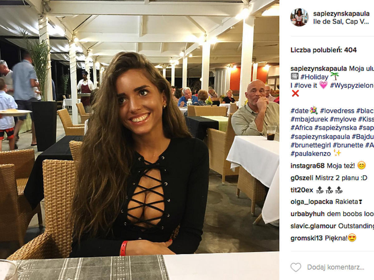 Paula Sapieżyńska w sznurowanej bluzce