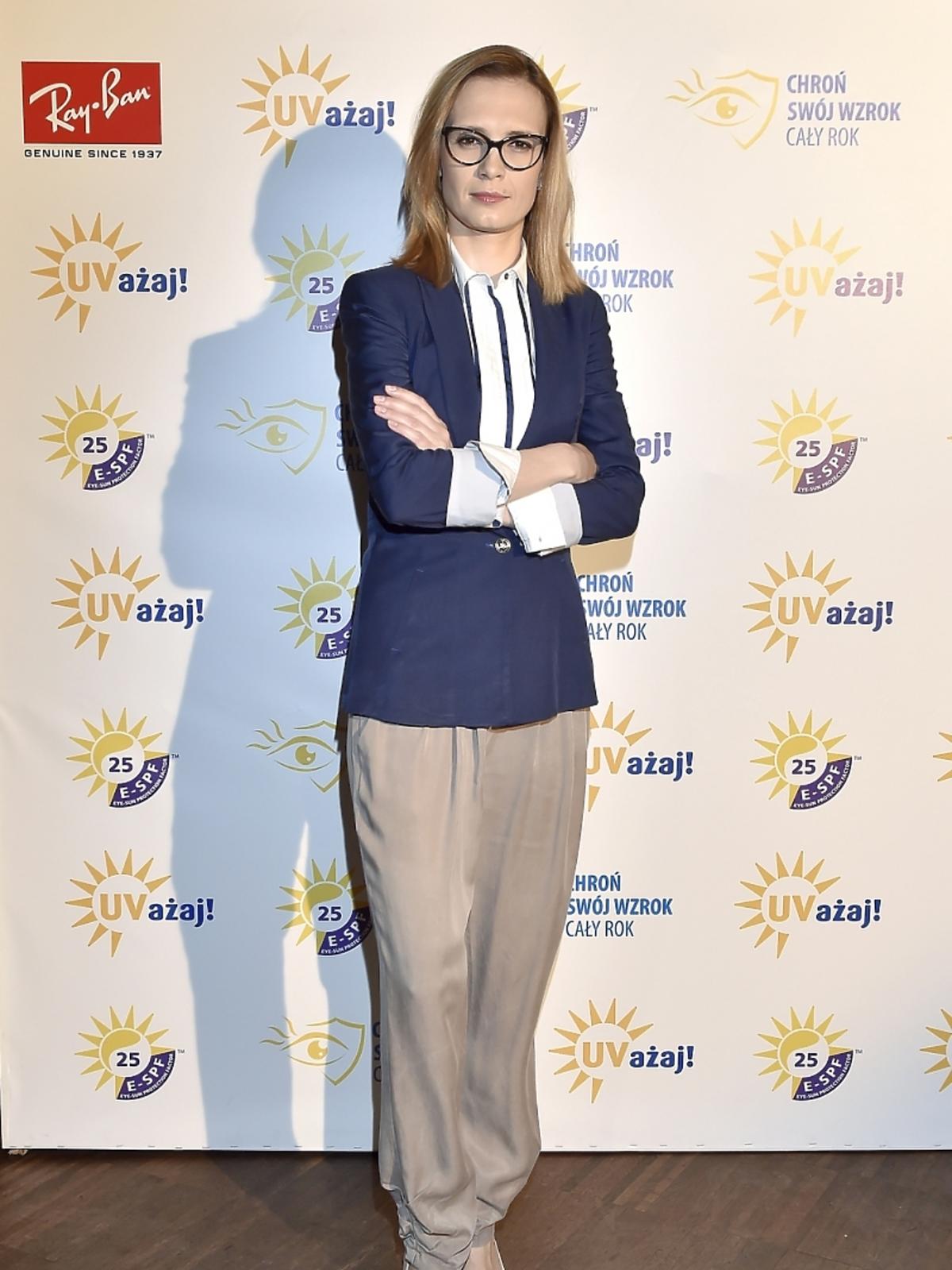 Paulina Chylewska ogląda zaćmienie słońca