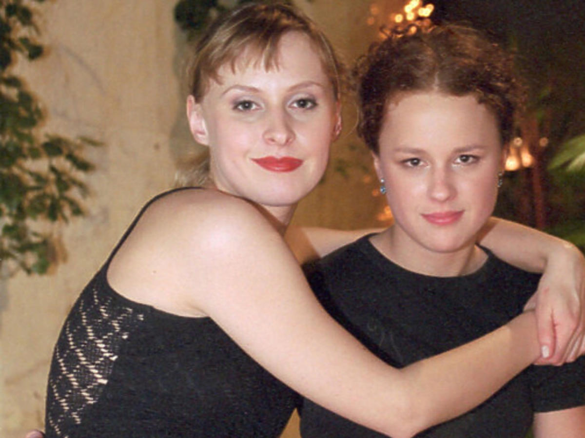 Paulina Holtz przytula Kaję Paschalską