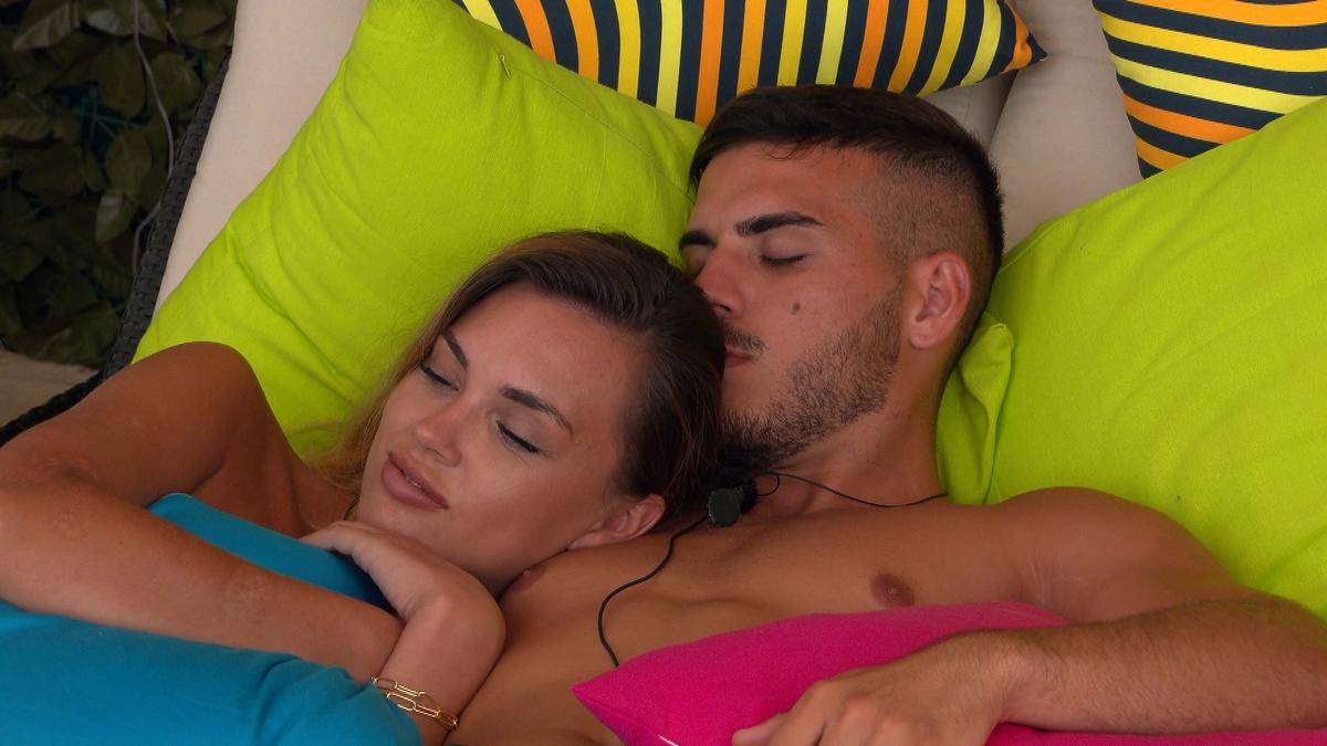 Paulina i Jurek z Love Island 4 leżą na łóżku
