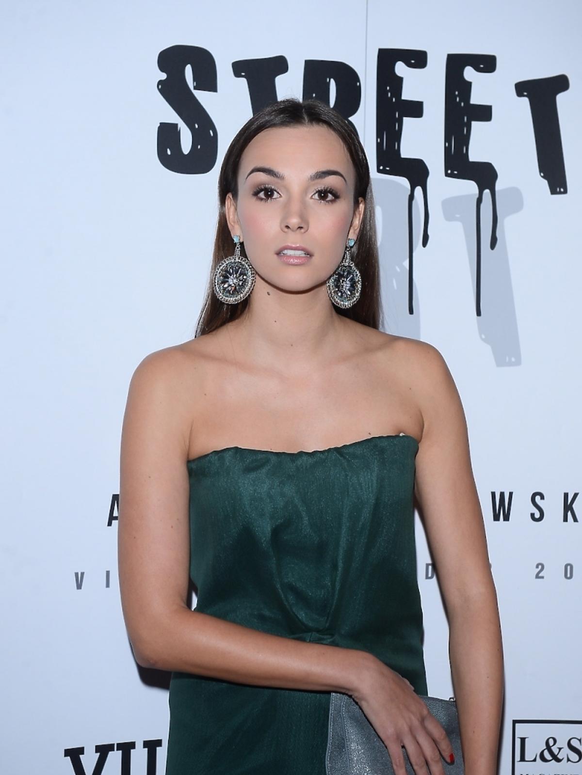 Paulina Krupińska na wernisażu kalendarza Virako 2015 autorstwa Andrzeja Pągowskiego