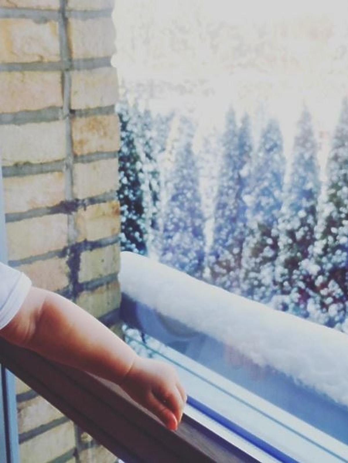 Paulina Krupińska pokazała rączkę córki na tle śniegu