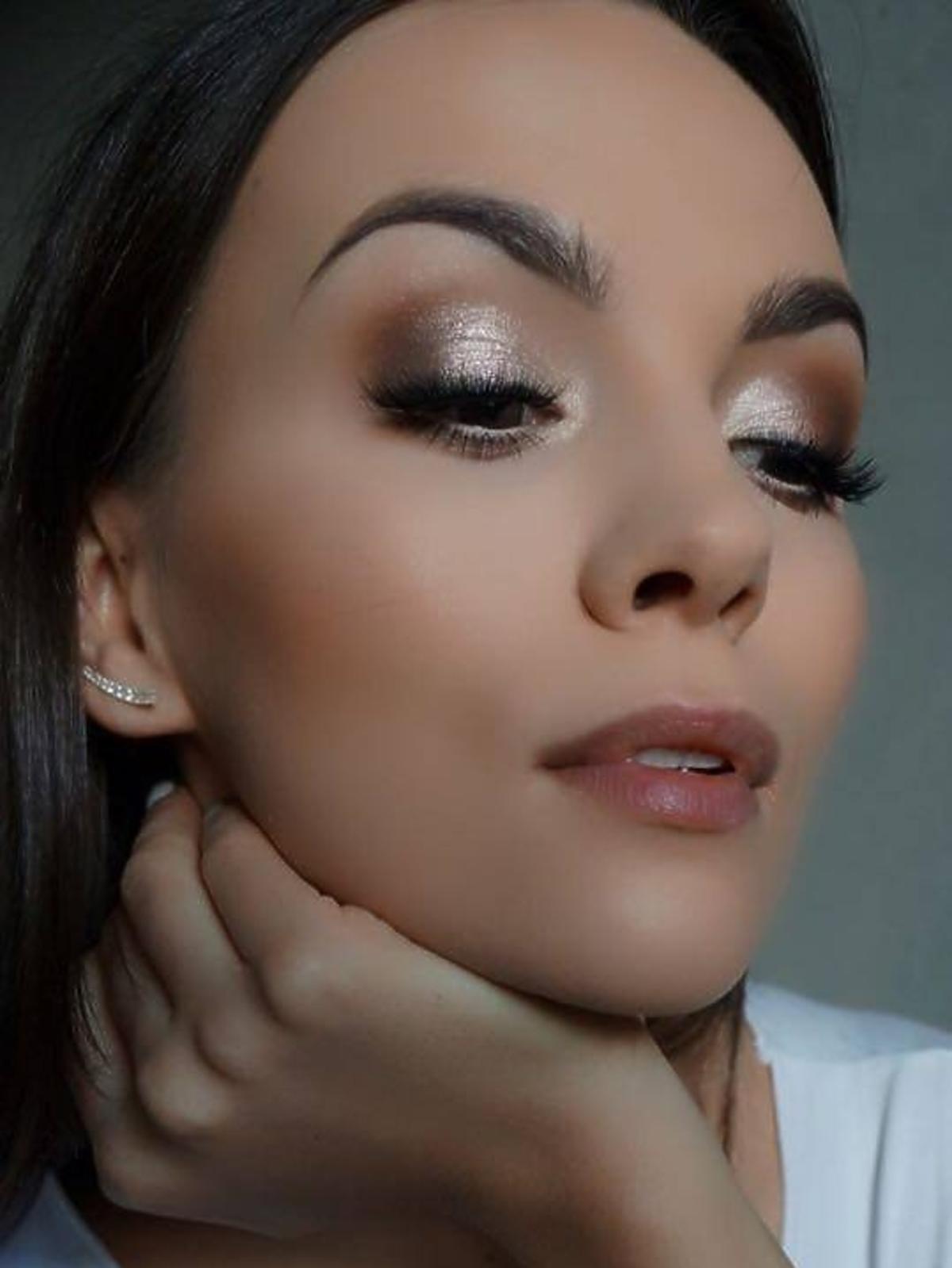 Paulina Krupińska pozuje w makijażu