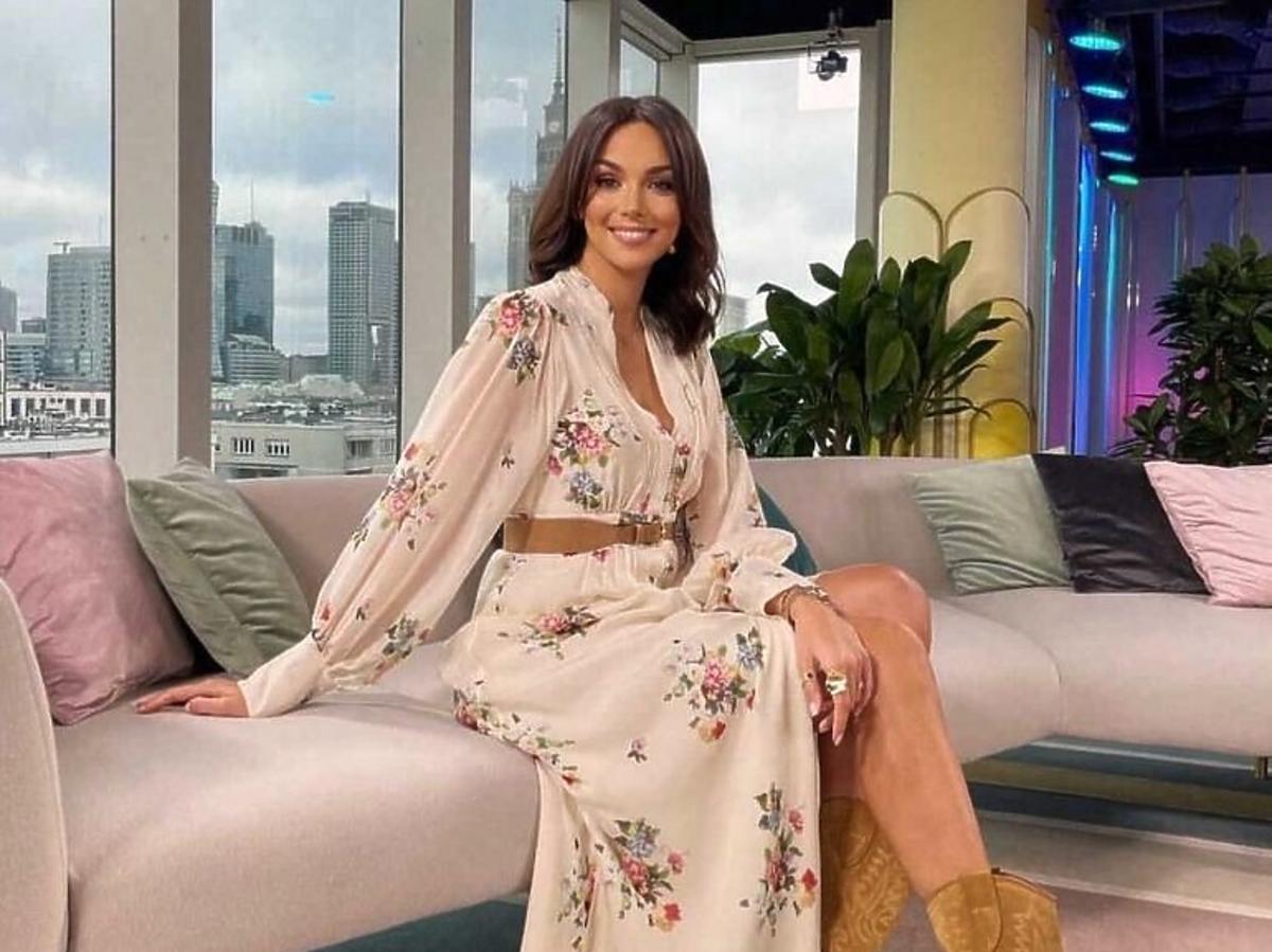 Paulina Krupińska w beżowych kowbojkach
