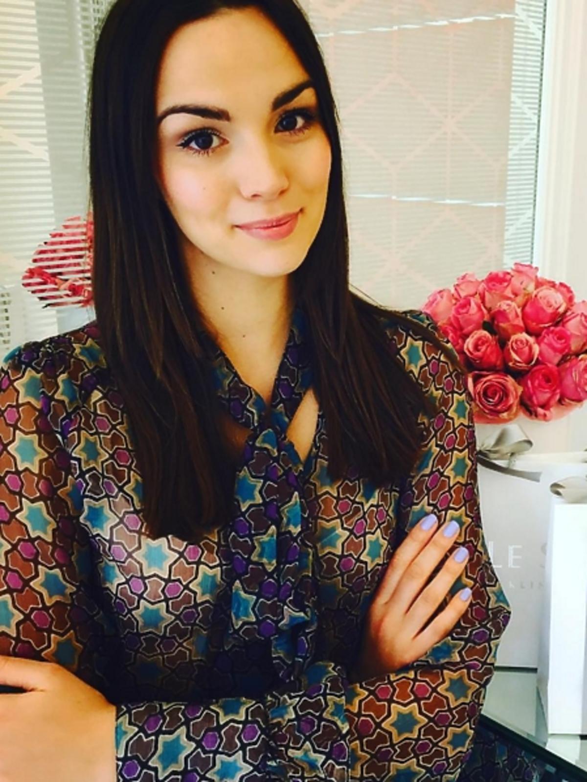Paulina Krupińska w bluzce w gwiazdki