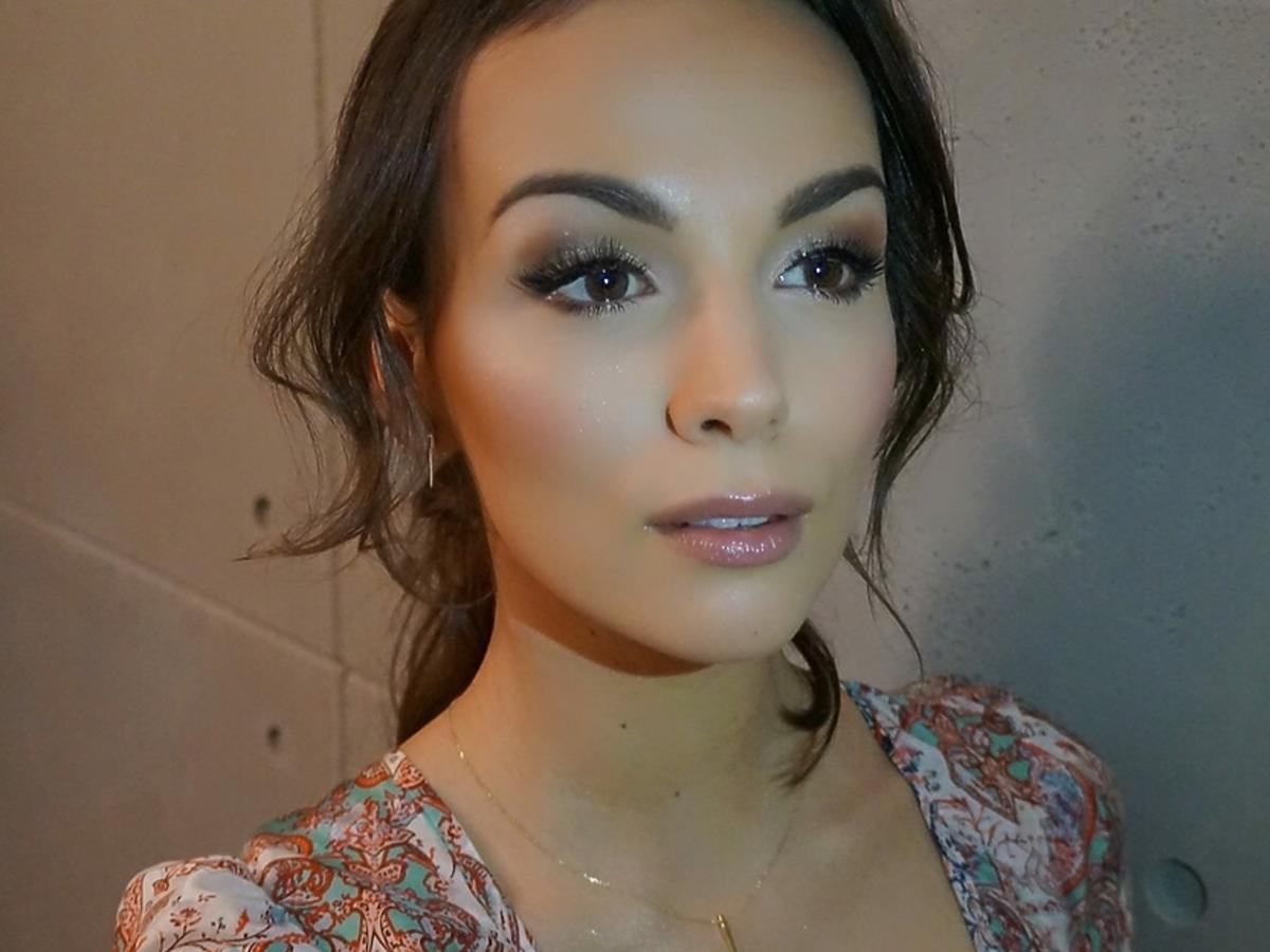 Paulina Krupińska w bluzce w kwiaty